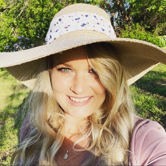 Meet your Posher, Kandyce - Picture 1 of 2